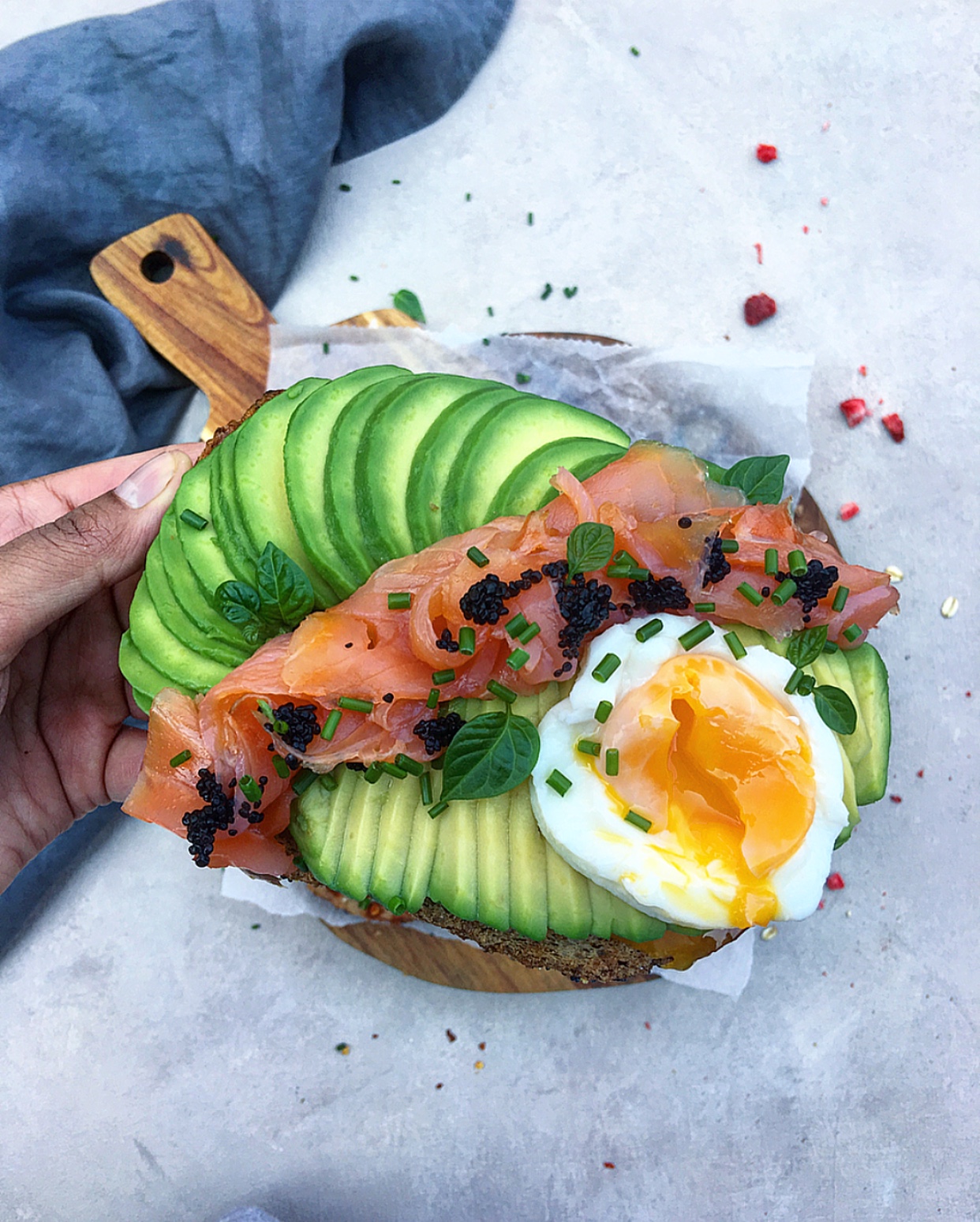 Avocado and (smoked) salmon has it all! Enjoy this classic combination on your toast and fancy it up with some seaweed pearls!